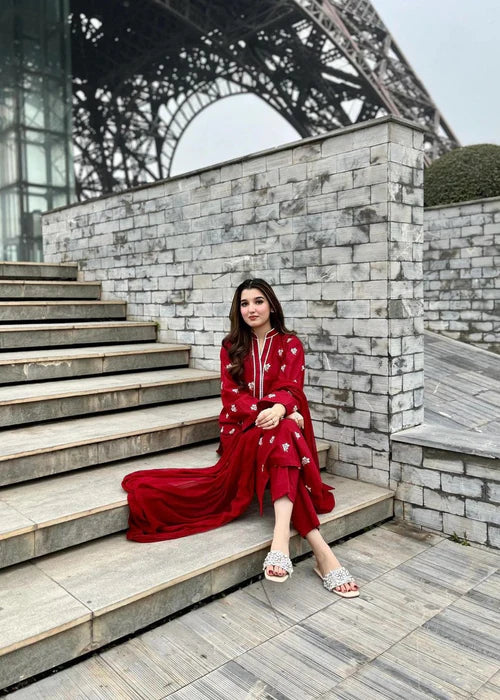 Detailed shot of the embroidered borders on the Lilly 3-piece dupatta.