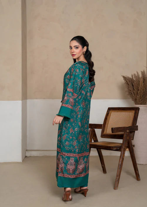 Detail of embroidered borders on the sleeves of the Morni Green shirt.