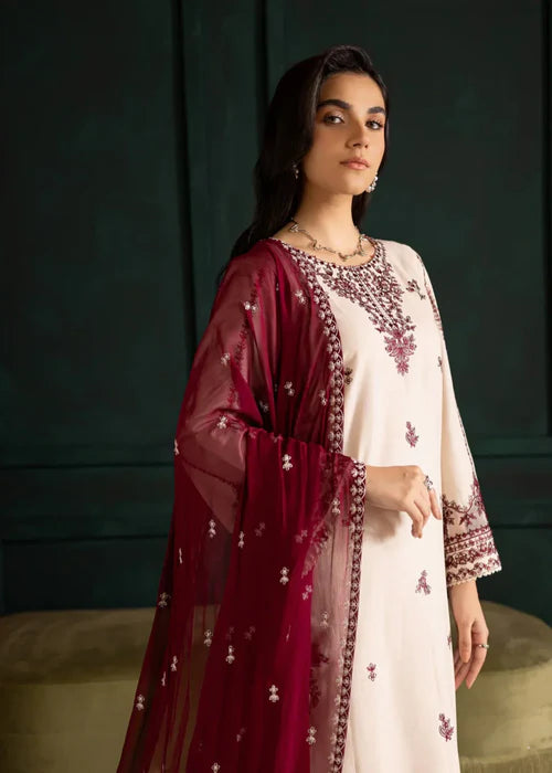 Beautifully embroidered ivory dupatta with detailed borders.